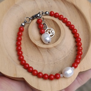 Vörös korall, édesvízi gyöngy és hegyikristály karkötő - ékszer - karkötő - gyöngyös karkötő - Meska.hu