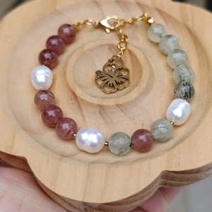 Édesvízi gyöngy, eperkvarc és prehnit ásványkarkötő - Nyugalom és szívkapcsolat, Ékszer, Karkötő, Ásványkarkötő, Ékszerkészítés, MESKA