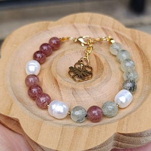 Édesvízi gyöngy, eperkvarc és prehnit ásványkarkötő - Nyugalom és szívkapcsolat - ékszer - karkötő - ásványkarkötő - Meska.hu