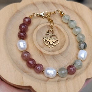 Édesvízi gyöngy, eperkvarc és prehnit ásványkarkötő - Nyugalom és szívkapcsolat - ékszer - karkötő - ásványkarkötő - Meska.hu
