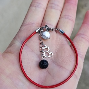 Piros hengerbőr kapcsos karkötő cica medállal, howlittal és lávakővel, aroma ékszer - Meska.hu