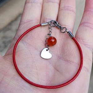 Hengerbőr kapcsos karkötő karneollal és szív medállal, Ékszer, Karkötő, Ásványkarkötő, Ékszerkészítés, MESKA