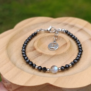 Tudatos jelenlét ásványkarkötő spinellel és labradorittal, lótusz medállal, Ékszer, Karkötő, Ásványkarkötő, Ékszerkészítés, MESKA