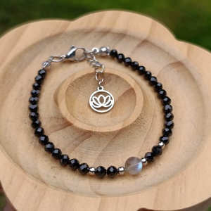 Tudatos jelenlét ásványkarkötő spinellel és labradorittal, lótusz medállal - ékszer - karkötő - ásványkarkötő - Meska.hu