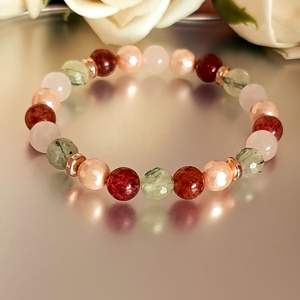 Ölelés ásványkarkötő prehnittel, eperkvarccal, rózsakvarccal és kagylóhéjjal, Ékszer, Karkötő, Ásványkarkötő, Ékszerkészítés, MESKA