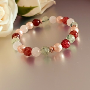 Ölelés ásványkarkötő prehnittel, eperkvarccal, rózsakvarccal és kagylóhéjjal - ékszer - karkötő - ásványkarkötő - Meska.hu