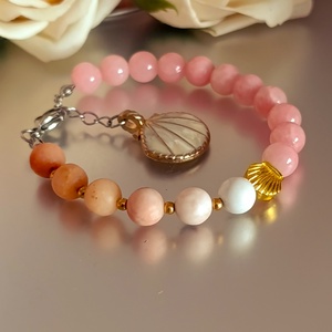 Nyári kapcsos karkötő jádeval, barack aventurinnal, howlittal, zebra jáspissal és kagyló díszekkel - ékszer - karkötő - ásványkarkötő - Meska.hu