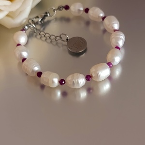 Édesvízi gyöngy és rubin kapcsos női ásványkarkötő szív medállal - ékszer - karkötő - ásványkarkötő - Meska.hu