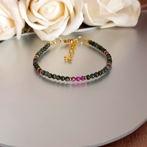 Smaragd és rubin ásványkarkötő pillangó dísszel, Ékszer, Karkötő, Ásványkarkötő, Ékszerkészítés, MESKA