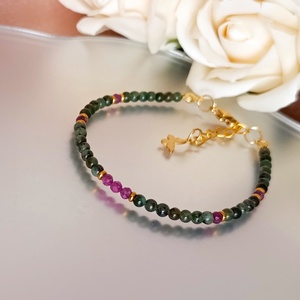 Smaragd és rubin ásványkarkötő pillangó dísszel - ékszer - karkötő - ásványkarkötő - Meska.hu