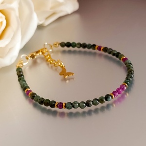 Smaragd és rubin ásványkarkötő pillangó dísszel - ékszer - karkötő - ásványkarkötő - Meska.hu