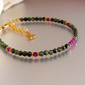 Smaragd és rubin ásványkarkötő pillangó dísszel - ékszer - karkötő - ásványkarkötő - Meska.hu