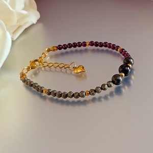 Gránát és pirit kapcsos ásványkarkötő a bőségért - ékszer - karkötő - ásványkarkötő - Meska.hu