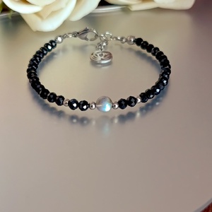 Tudatos jelenlét ásványkarkötő spinellel és labradorittal, lótusz medállal, Ékszer, Karkötő, Ásványkarkötő, Ékszerkészítés, MESKA