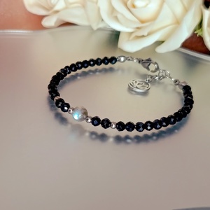 Tudatos jelenlét ásványkarkötő spinellel és labradorittal, lótusz medállal - ékszer - karkötő - ásványkarkötő - Meska.hu