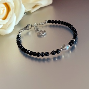 Tudatos jelenlét ásványkarkötő spinellel és labradorittal, lótusz medállal - ékszer - karkötő - ásványkarkötő - Meska.hu