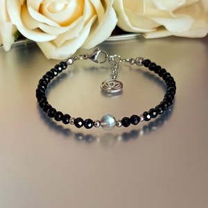 Tudatos jelenlét ásványkarkötő spinellel és labradorittal, lótusz medállal - ékszer - karkötő - ásványkarkötő - Meska.hu