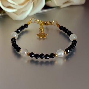 Védelem ásványkarkötő turmalinnal és szelenittel, lótusz medállal - ékszer - karkötő - ásványkarkötő - Meska.hu