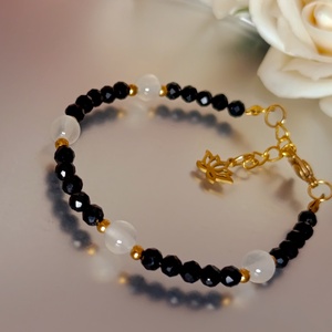 Védelem ásványkarkötő turmalinnal és szelenittel, lótusz medállal - ékszer - karkötő - ásványkarkötő - Meska.hu