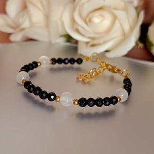 Védelem ásványkarkötő turmalinnal és szelenittel, lótusz medállal - ékszer - karkötő - ásványkarkötő - Meska.hu