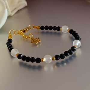 Védelem ásványkarkötő turmalinnal és szelenittel, lótusz medállal - ékszer - karkötő - ásványkarkötő - Meska.hu