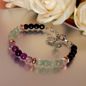 Védelmező fekete turmalin és fluorit ásványkarkötő Lótusz medállal - ékszer - karkötő - ásványkarkötő - Meska.hu