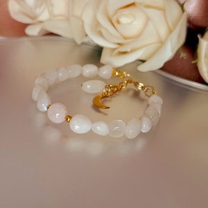 Szivárvány holdkő és madagaszkári rózsakvarc kapcsos női ásványkarkötő Hold medállal, Ékszer, Karkötő, Ásványkarkötő, Ékszerkészítés, MESKA