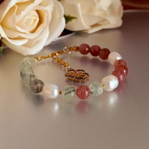 Édesvízi gyöngy, eperkvarc és prehnit ásványkarkötő - Nyugalom és szívkapcsolat, Ékszer, Karkötő, Ásványkarkötő, Ékszerkészítés, MESKA