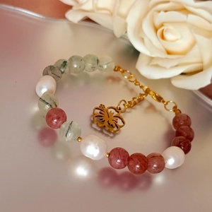 Édesvízi gyöngy, eperkvarc és prehnit ásványkarkötő - Nyugalom és szívkapcsolat - ékszer - karkötő - ásványkarkötő - Meska.hu