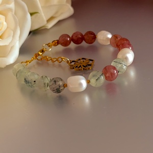 Édesvízi gyöngy, eperkvarc és prehnit ásványkarkötő - Nyugalom és szívkapcsolat - ékszer - karkötő - ásványkarkötő - Meska.hu