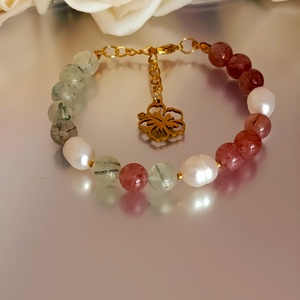 Édesvízi gyöngy, eperkvarc és prehnit ásványkarkötő - Nyugalom és szívkapcsolat - ékszer - karkötő - ásványkarkötő - Meska.hu