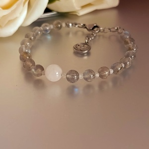 AA minőségű labradorit, hegyikristály és holdkő kapcsos ásványkarkötő Lótusz medállal - ékszer - karkötő - ásványkarkötő - Meska.hu