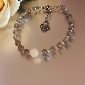 AA minőségű labradorit, hegyikristály és holdkő kapcsos ásványkarkötő Lótusz medállal, Ékszer, Karkötő, Ásványkarkötő, Ékszerkészítés, MESKA