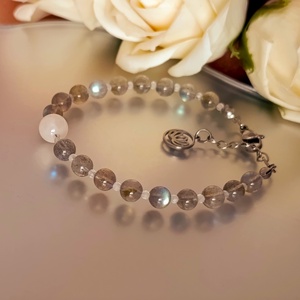 AA minőségű labradorit, hegyikristály és holdkő kapcsos ásványkarkötő Lótusz medállal - ékszer - karkötő - ásványkarkötő - Meska.hu