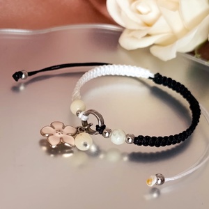 Fekete - fehér csomózott karkötő sárga berillel és virág medállal, Ékszer, Karkötő, Ásványkarkötő, Csomózás, Ékszerkészítés, MESKA