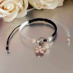 Fekete - fehér csomózott karkötő sárga berillel és virág medállal - ékszer - karkötő - ásványkarkötő - Meska.hu