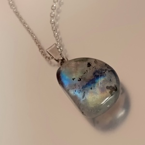 Labradorit medál nemesacél nyakláncon - ékszer - nyaklánc - medálos nyaklánc - Meska.hu