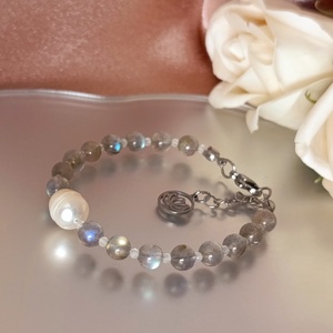 AA minőségű labradorit, hegyikristály és édesvízi gyöngy karkötő Lótusz medállal, Ékszer, Karkötő, Ásványkarkötő, Ékszerkészítés, MESKA