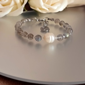 AA minőségű labradorit, hegyikristály és édesvízi gyöngy karkötő Lótusz medállal - ékszer - karkötő - ásványkarkötő - Meska.hu