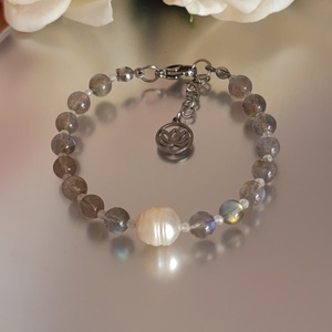 AA minőségű labradorit, hegyikristály és édesvízi gyöngy karkötő Lótusz medállal - ékszer - karkötő - ásványkarkötő - Meska.hu