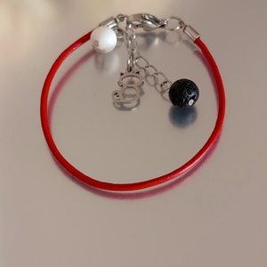 Piros hengerbőr kapcsos karkötő cica medállal, howlittal és lávakővel, aroma ékszer, Ékszer, Karkötő, Ásványkarkötő, Ékszerkészítés, MESKA
