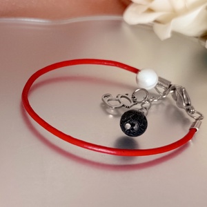 Piros hengerbőr kapcsos karkötő cica medállal, howlittal és lávakővel, aroma ékszer - ékszer - karkötő - ásványkarkötő - Meska.hu