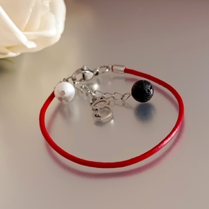 Piros hengerbőr kapcsos karkötő cica medállal, howlittal és lávakővel, aroma ékszer - ékszer - karkötő - ásványkarkötő - Meska.hu