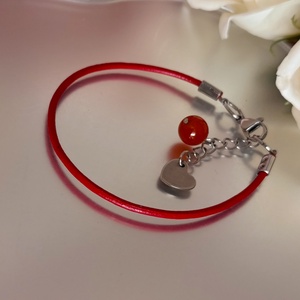 Hengerbőr kapcsos karkötő karneollal és szív medállal - ékszer - karkötő - ásványkarkötő - Meska.hu