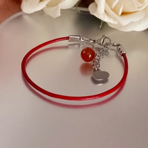 Hengerbőr kapcsos karkötő karneollal és szív medállal - ékszer - karkötő - ásványkarkötő - Meska.hu