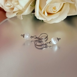 Tisztító - Fényemelő - Nyugtató szelenit fülbevaló nemesacél kapoccsal, Ékszer, Fülbevaló, Lógó fülbevaló, Ékszerkészítés, Ez az elegáns, mégis letisztult fülbevaló egy 8 mm-es szelenit ásványgyönggyel készült, amely nemes..., MESKA