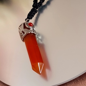 Karneol csúcsmedál nyaklánc, Ékszer, Nyaklánc, Hosszú nyaklánc, Csomózás, Ékszerkészítés, MESKA