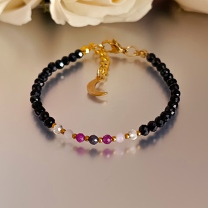 Védelem - belső erő - tiszta tudat � spinell, rubin, zafír, kunzit és hegyikristály karkötő hold medállal - Meska.hu