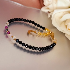 Védelem - belső erő - tiszta tudat � spinell, rubin, zafír, kunzit és hegyikristály karkötő hold medállal - ékszer - karkötő - ásványkarkötő - Meska.hu