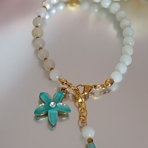 Finomság - nőiesség - nyári könnyedség � berill, türkiz jáde karkötő virág medállal - ékszer - karkötő - ásványkarkötő - Meska.hu